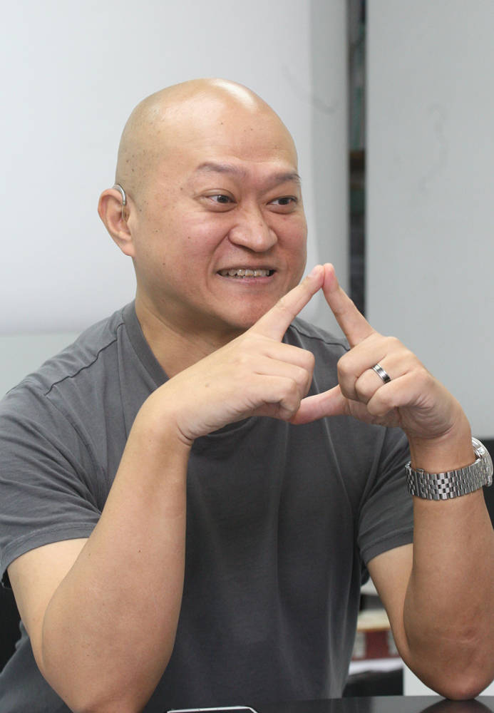 圖:王繼鋒無懼「教識徒弟無師傅」,鼓勵學員到別處做義工和學手語