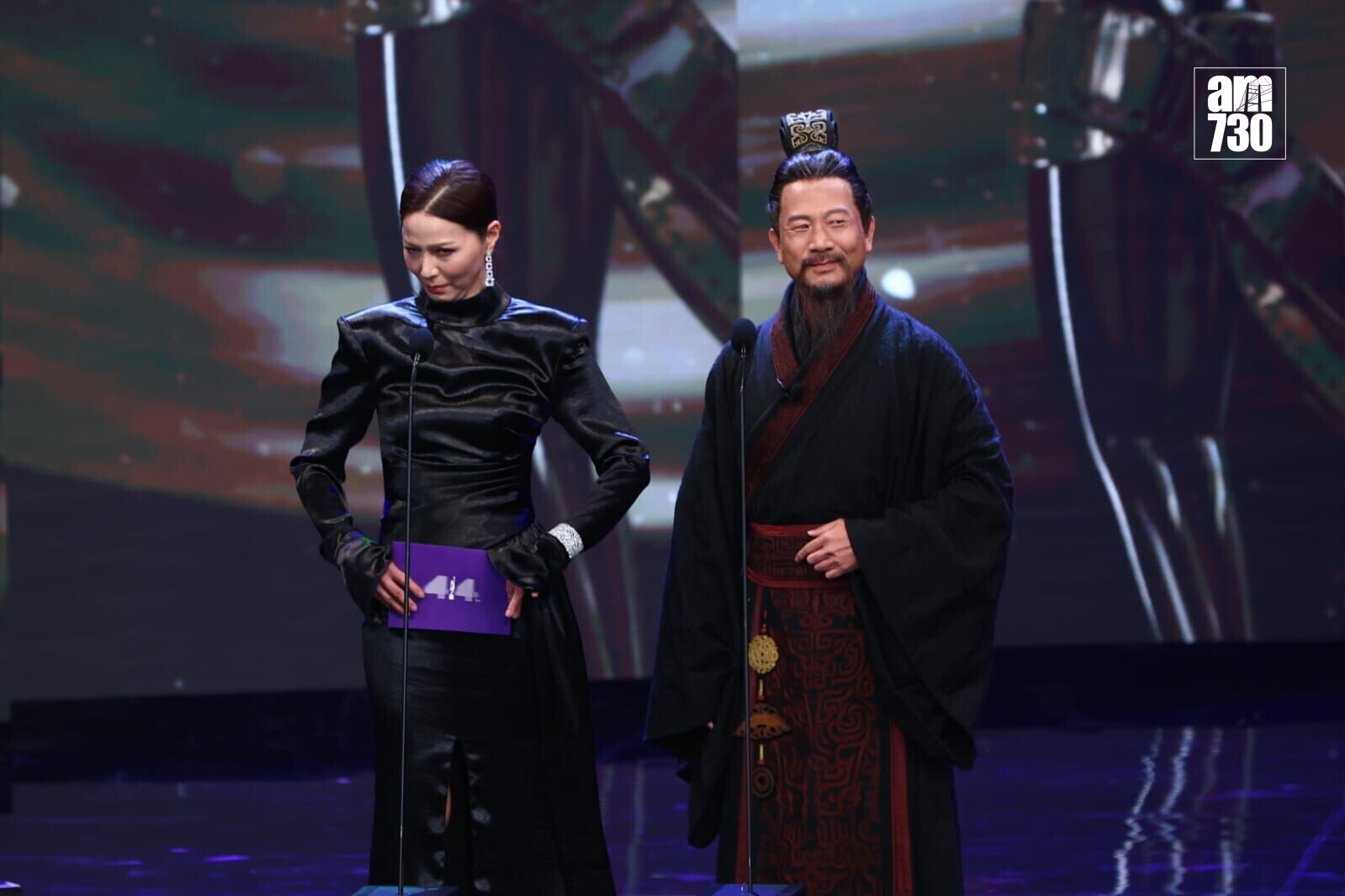 滕麗名孖《尋秦記》拍檔陳國邦頒獎。