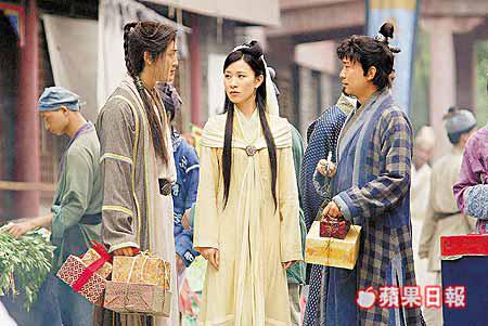 (左起)林峯、佘詩曼及陳國邦昨日拍古裝街景戲份,三人表現投入。