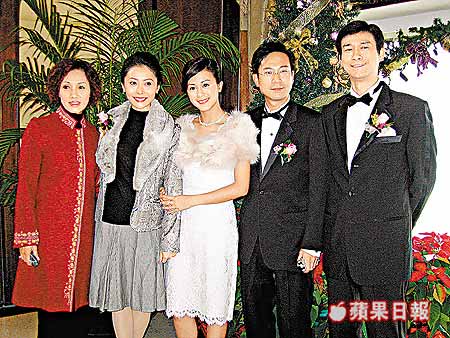 （左起）韓馬利、湯盈盈、唐寧、陳國邦和秋官在《非常大狀》中合作愉快。