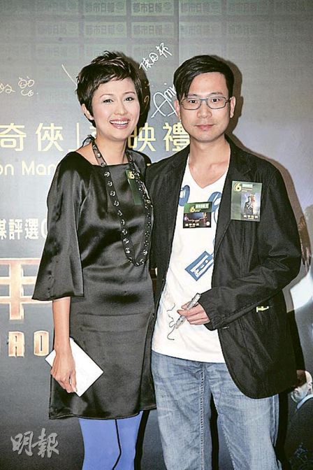 陳國邦與女友羅敏莊大方合照。