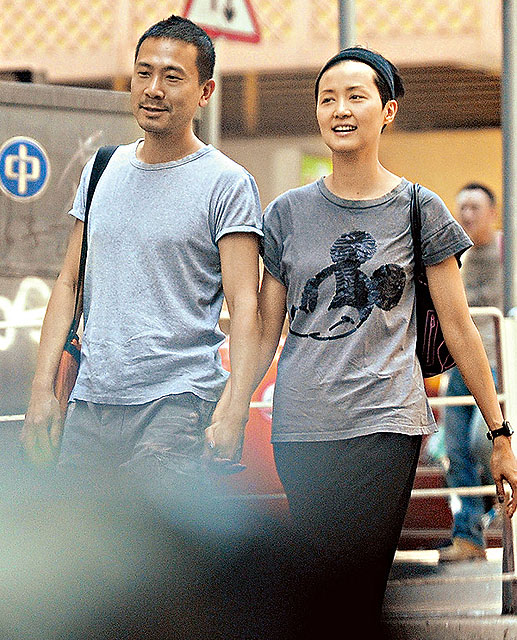 陳國邦同羅敏莊難得兩個一齊放假，手拖手喺旺角勝利道行街街，真係好 sweet呀！