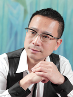 兩個貧民區小孩子的笑容有如當頭棒喝，讓阿邦學懂放下對物質的過分要求。