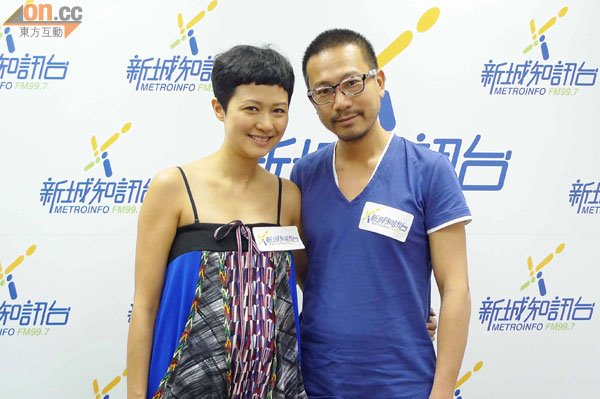 羅敏莊與老公陳國邦到電台受訪。
