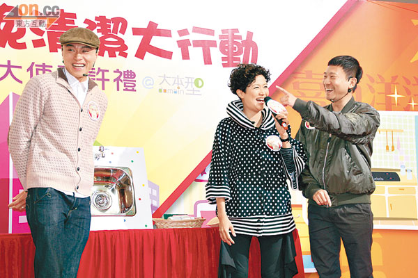 陳國邦（右）與太太羅敏莊出席活動，跟黃浩然互動十足。