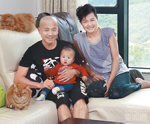 陳國邦自女兒出生後，父愛大發，為女搬大屋請工人，日 前在千四呎的新居上連同愛貓影大合照，幸福滿瀉。