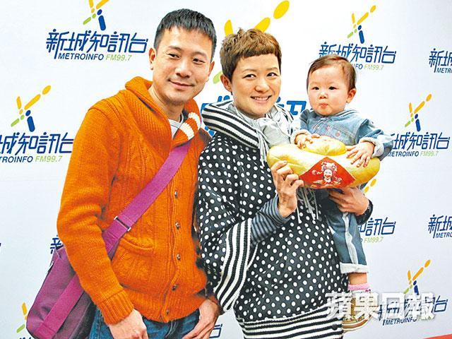 陳國邦羅敏莊同陳禛小公主幸福一家，見到相都開心。（攝影：譚倩宜）(蘋果日報)