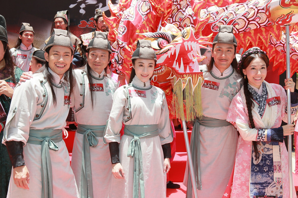 圖:敖嘉年(前左起)、陳國邦、林夏薇、馬明和李詩韻舞龍巡遊宣傳新劇